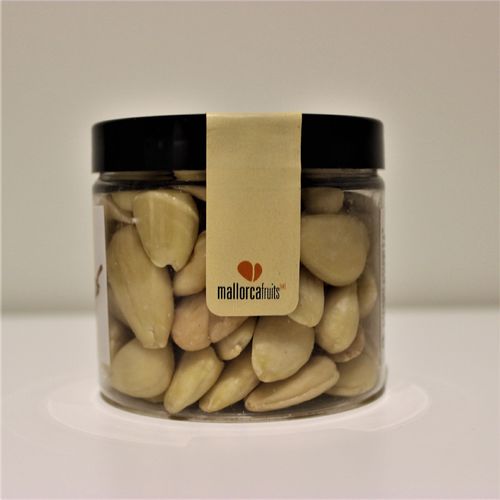 Blanched raw almonds. 125g PET