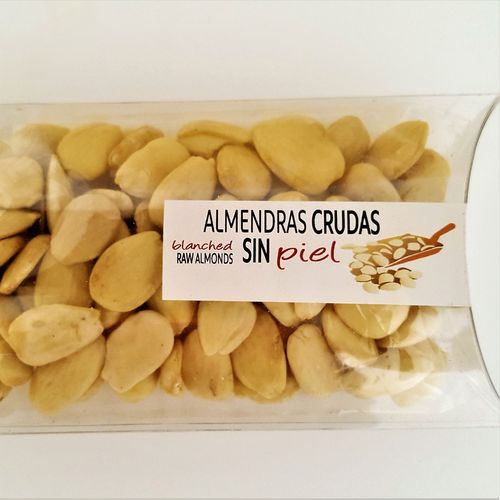 Blanched raw almonds. 100g snack